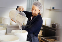 Laden Sie das Bild in den Galerie-Viewer, Smoke on de Waterkant: Über Buchenholz geräucherter Senf